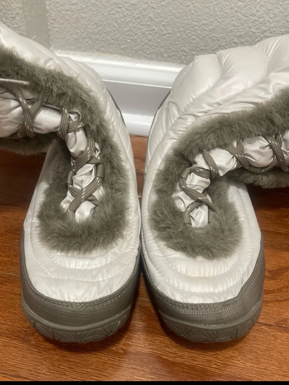 The North Face Icepick Nuptse faux fur Winter Boots Women's Size 8 ivory
